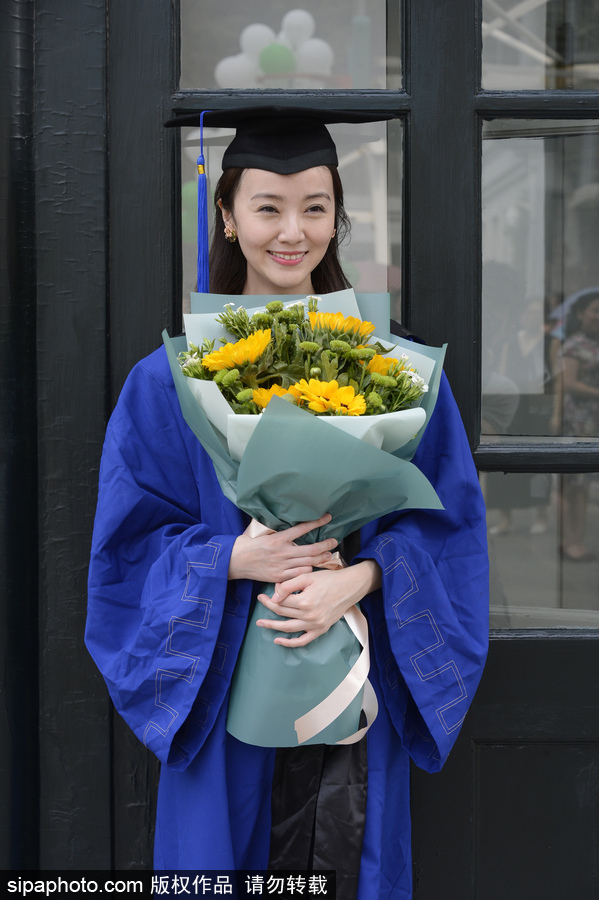 中戲舉行2017屆畢業典禮 畢業生擺poss畫面超養眼