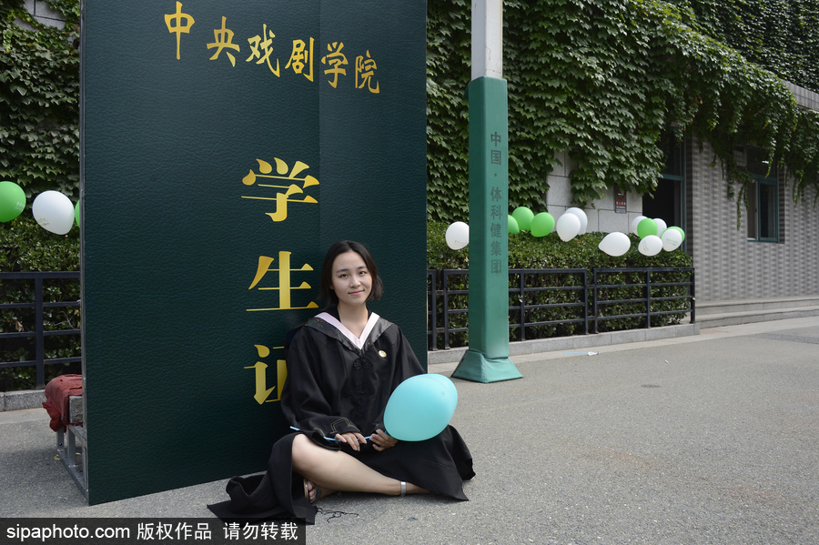 中戲舉行2017屆畢業典禮 畢業生擺poss畫面超養眼