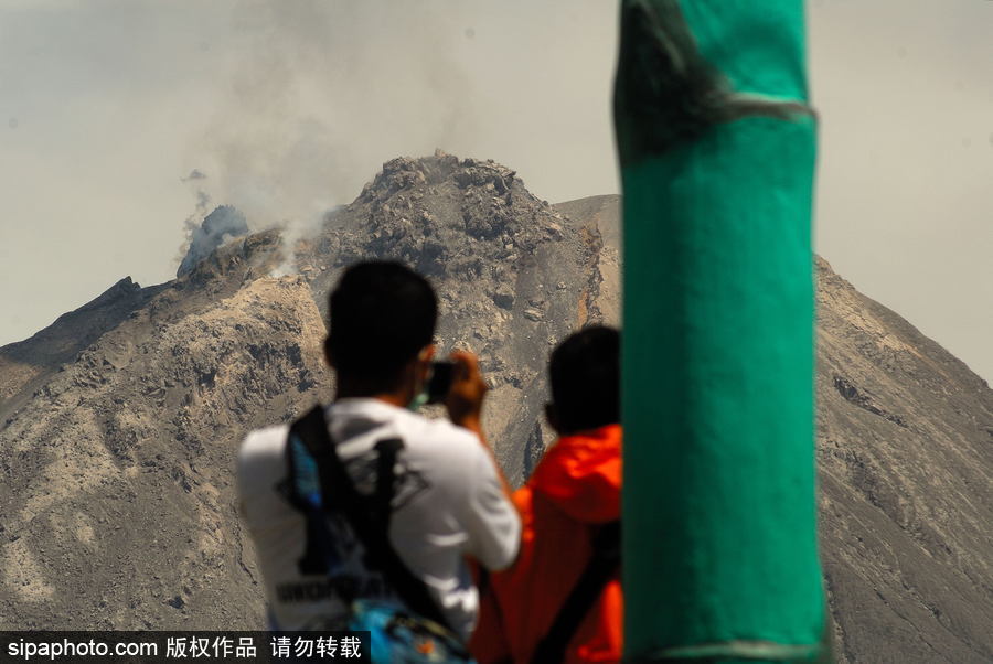 心態好！錫納朋火山熔巖量持續增加 居民淡然生活