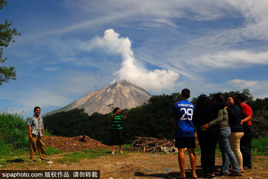 心態好！錫納朋火山熔巖量持續增加 居民淡然生活