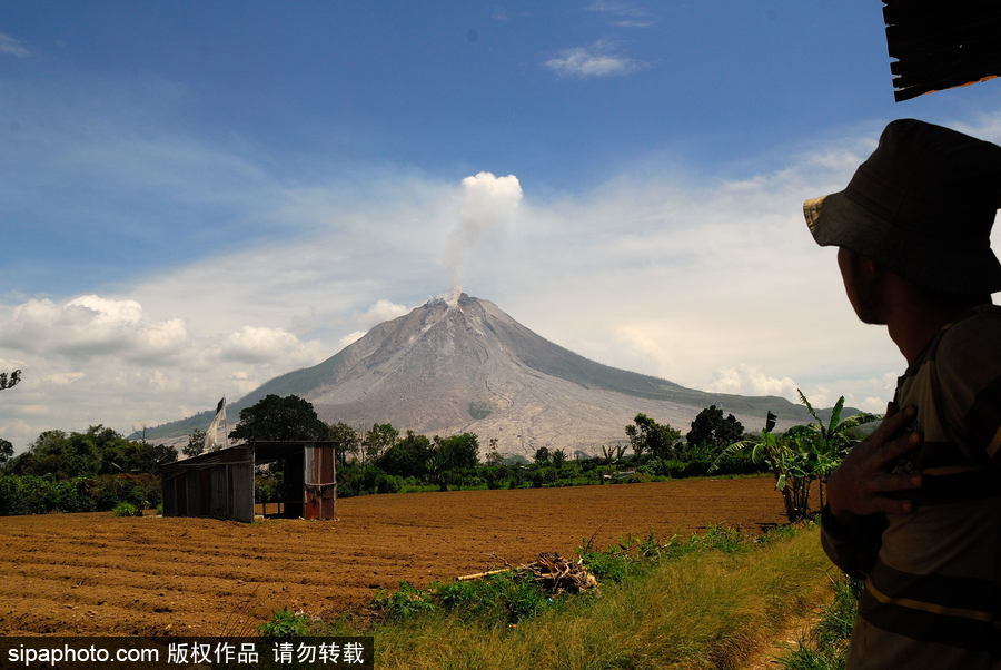 心態好！錫納朋火山熔巖量持續增加 居民淡然生活