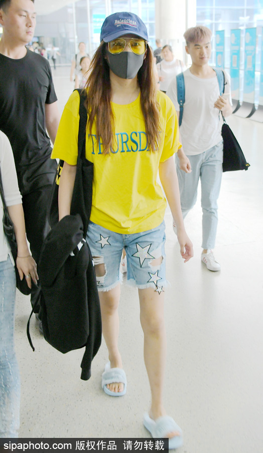 關(guān)曉彤黃T短褲踩拖鞋現(xiàn)身上海機(jī)場(chǎng) 獲眾人護(hù)駕見鏡頭比V賣萌