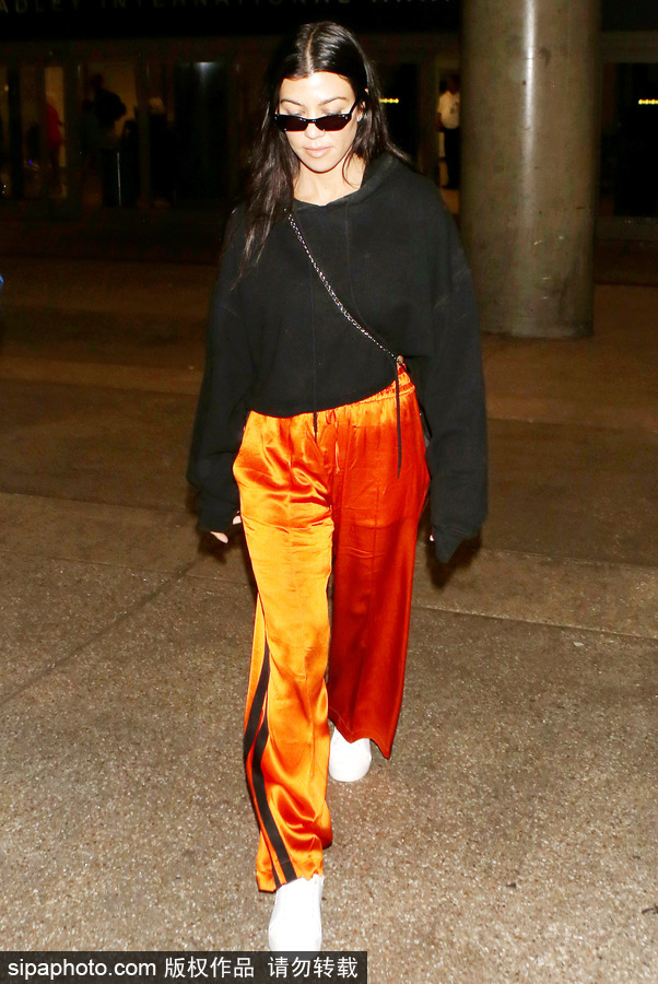 金家大姐考特妮·卡戴珊現身 橘色闊腿褲+黑色衛衣寬松有型
