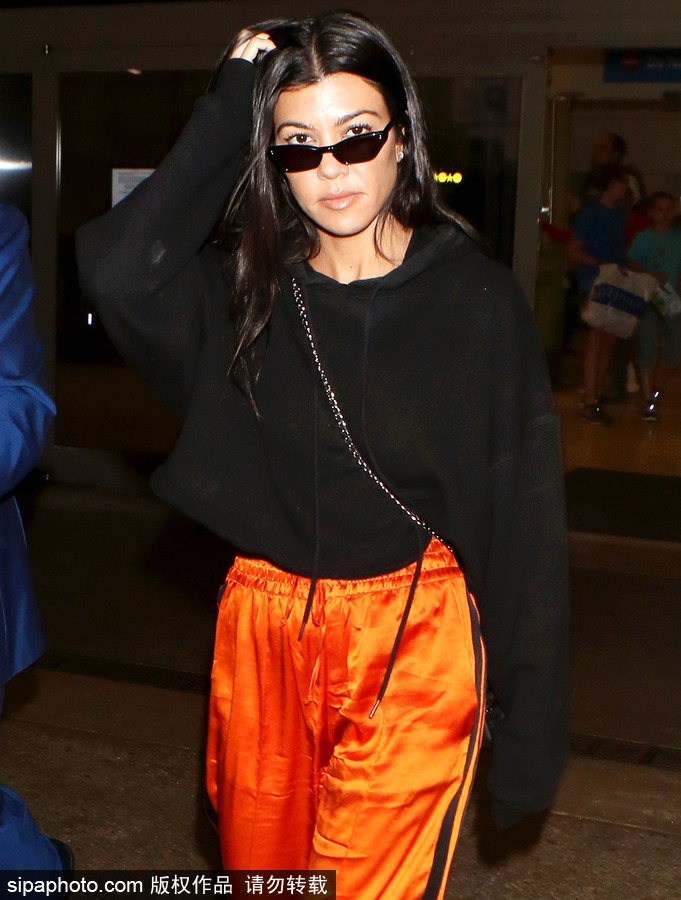 金家大姐考特妮·卡戴珊現(xiàn)身 橘色闊腿褲+黑色衛(wèi)衣寬松有型