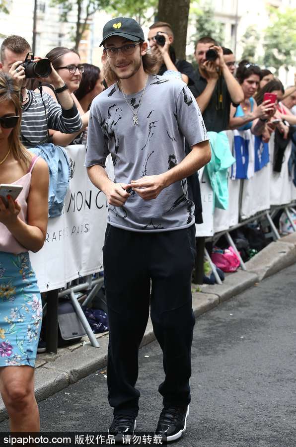 2017巴黎高定時裝周秋冬：席琳·迪翁帥氣大兒子出街人氣高漲 簽名全家福照片畫面感人