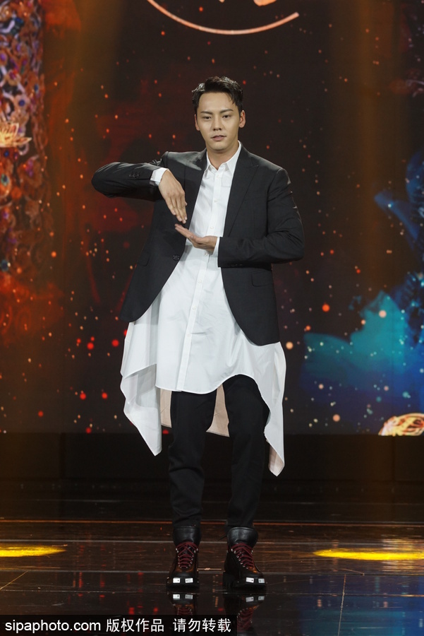 電視劇《醉玲瓏》開播盛典 劉詩詩優雅亮相陳偉霆現場耍寶