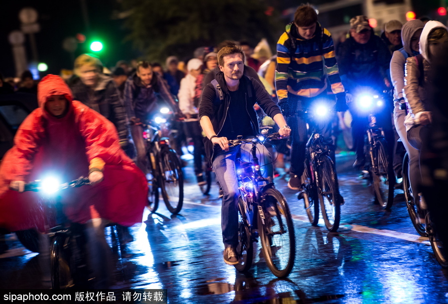 似螢火蟲“星火點(diǎn)點(diǎn)” 莫斯科夜間騎行活動(dòng)點(diǎn)亮城市夜色