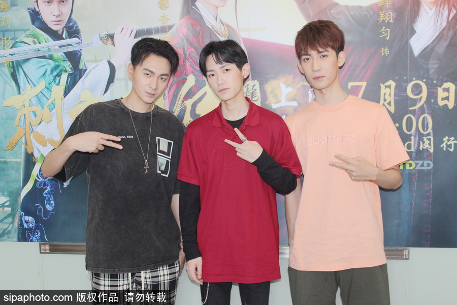 《刺客列傳》寫真書上海簽售 查杰、薛翔勻、劉彤現(xiàn)身與粉絲親密互動(dòng)