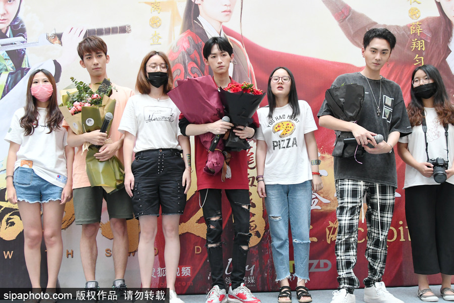 《刺客列傳》寫真書上海簽售 查杰、薛翔勻、劉彤現(xiàn)身與粉絲親密互動(dòng)