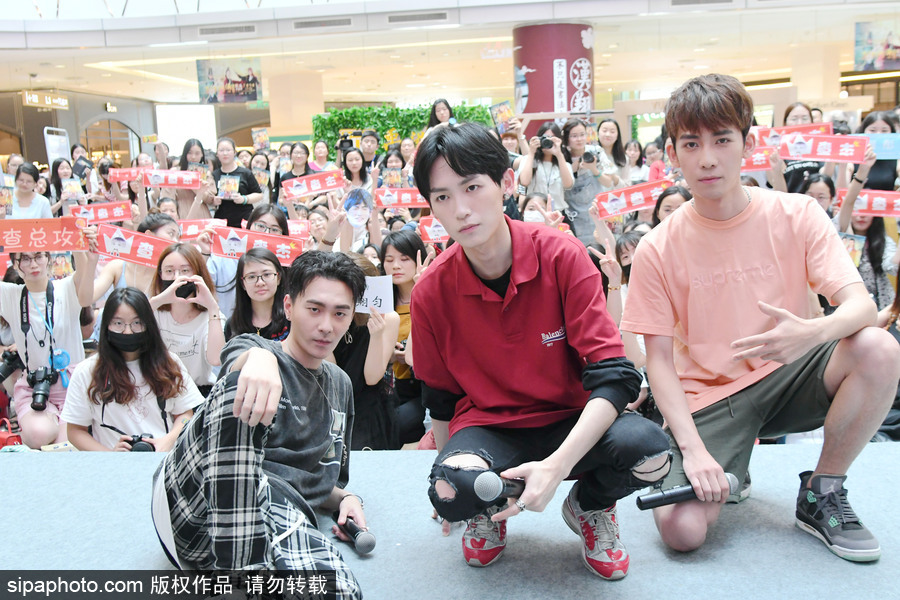 《刺客列傳》寫真書上海簽售 查杰、薛翔勻、劉彤現身與粉絲親密互動