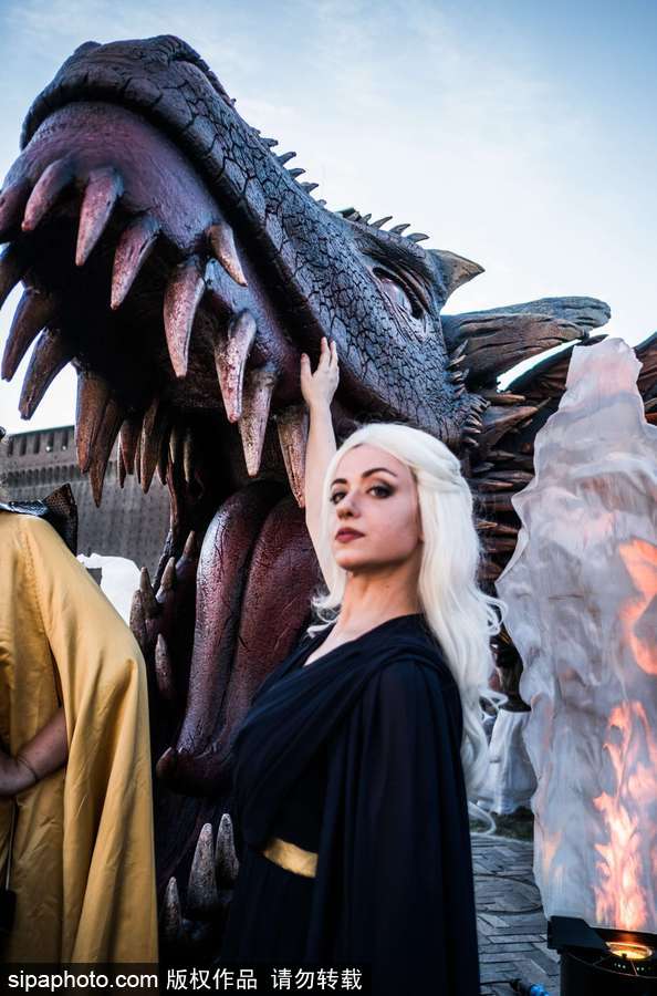 《權力的游戲》第七季開播 意大利死忠粉COS劇中人物神還原現(xiàn)場嗨翻天