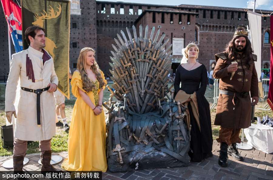 《權力的游戲》第七季開播 意大利死忠粉COS劇中人物神還原現場嗨翻天