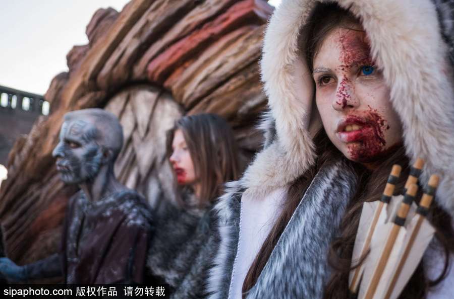 《權(quán)力的游戲》第七季開播 意大利死忠粉COS劇中人物神還原現(xiàn)場(chǎng)嗨翻天