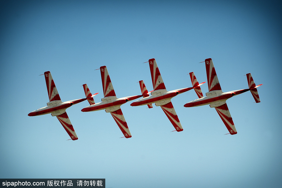 直擊捷克空軍飛行隊精彩飛行表演 整齊劃一翱翔藍(lán)天場面壯觀