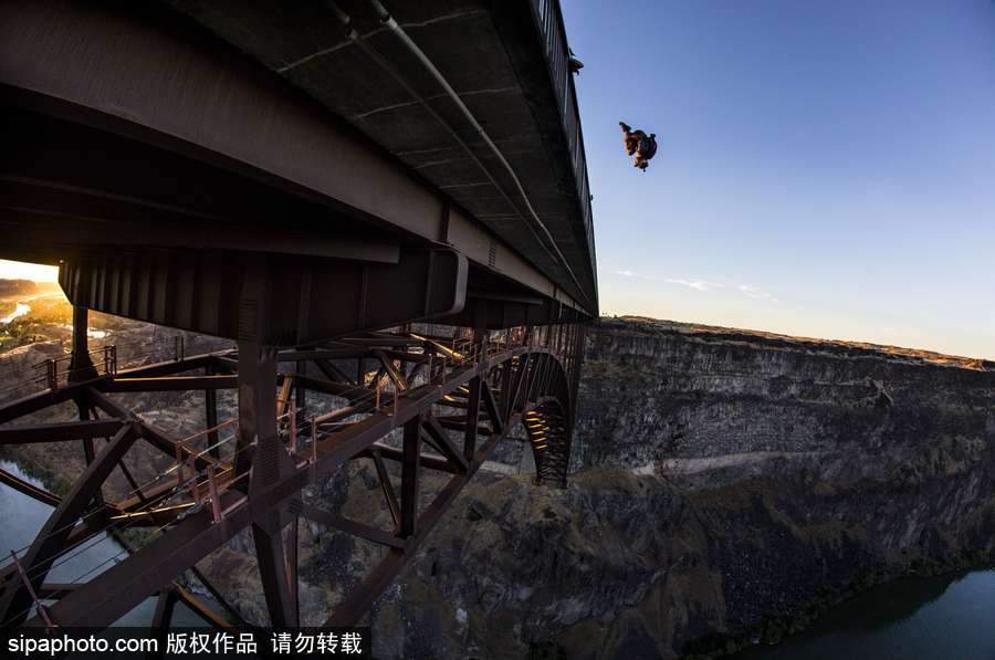 大神請收下我的膝蓋！美國跳傘高手24小時內瘋狂跳傘63次創造世界紀錄