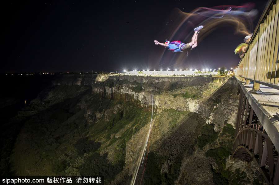 大神請收下我的膝蓋！美國跳傘高手24小時內(nèi)瘋狂跳傘63次創(chuàng)造世界紀錄