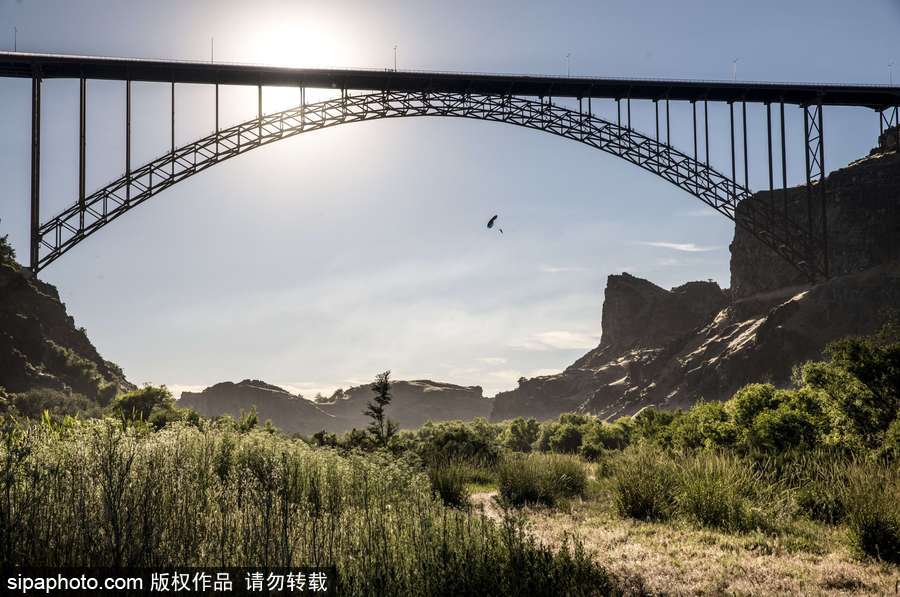 大神請(qǐng)收下我的膝蓋！美國(guó)跳傘高手24小時(shí)內(nèi)瘋狂跳傘63次創(chuàng)造世界紀(jì)錄