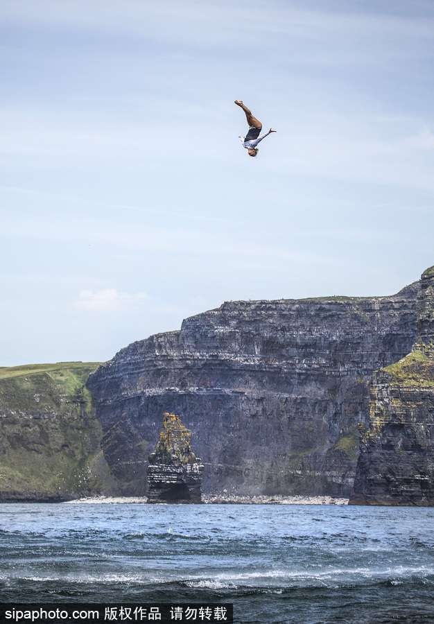 厲害了word哥！英國探險家乘坐直升機從25米高處飛躍莫赫懸崖