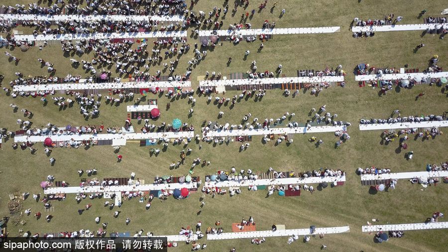 保級(jí)利亞舊式婚禮擺“長(zhǎng)桌宴” 超4000人參加欲打破吉尼斯世界紀(jì)錄