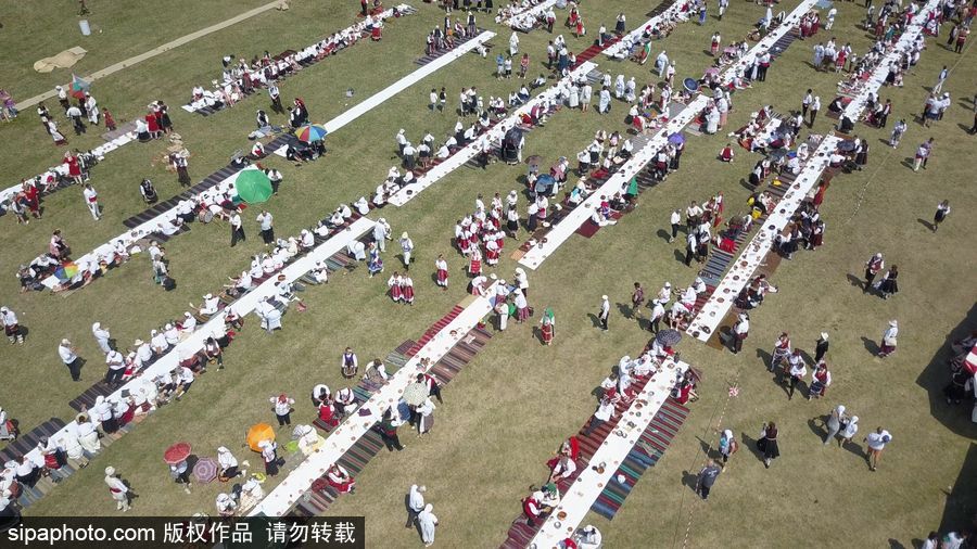 保級(jí)利亞舊式婚禮擺“長桌宴” 超4000人參加欲打破吉尼斯世界紀(jì)錄