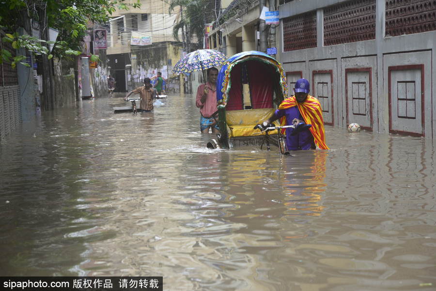 孟加拉國暴雨導致洪水泛濫 街頭交通癱瘓