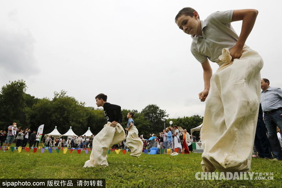 俄羅斯民眾慶祝薩班推節 “枕頭大戰”挑水桶等競賽激烈上演