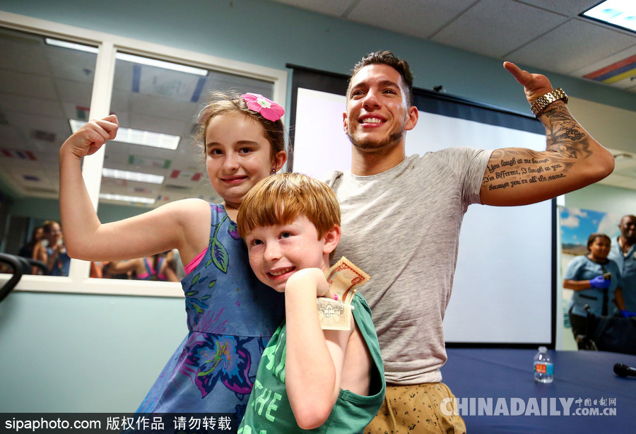 傳遞正能量！美國無腿獨臂男子鼓勵疾病兒童