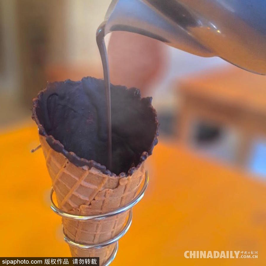 來(lái)一杯脆皮咖啡！東京一咖啡店標(biāo)新立異推出能喝的“甜筒”