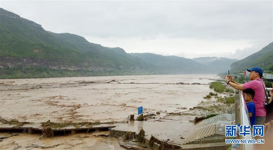 今年最大洪峰過(guò)境壺口瀑布 巨浪滔天場(chǎng)面壯觀