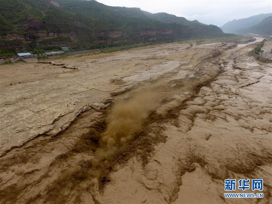 今年最大洪峰過境壺口瀑布 巨浪滔天場面壯觀