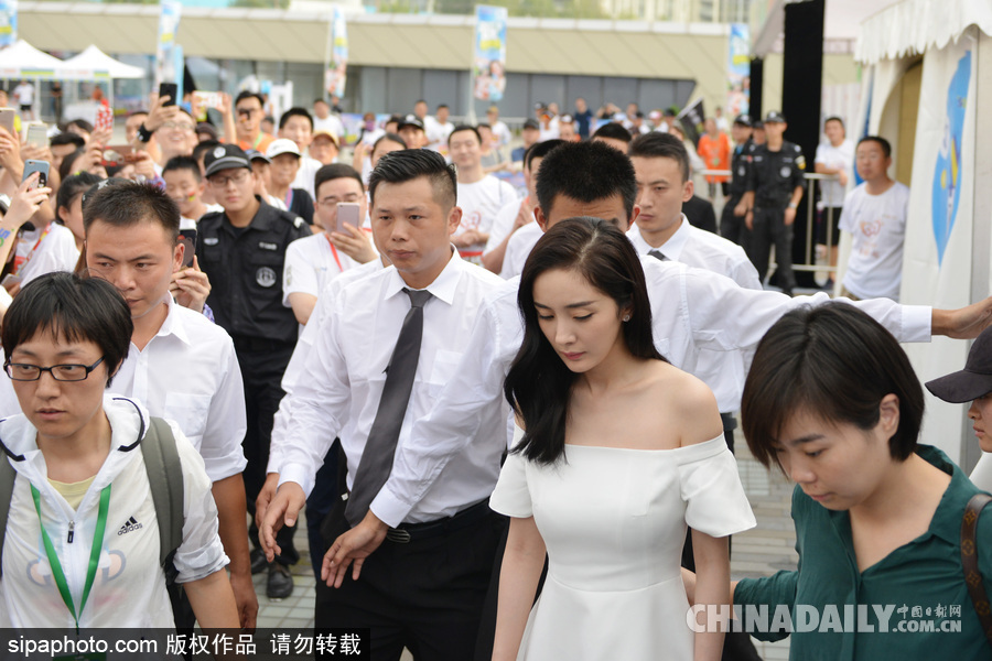 楊冪空降南京引發粉絲圍觀 一身白色露肩短裙小清新