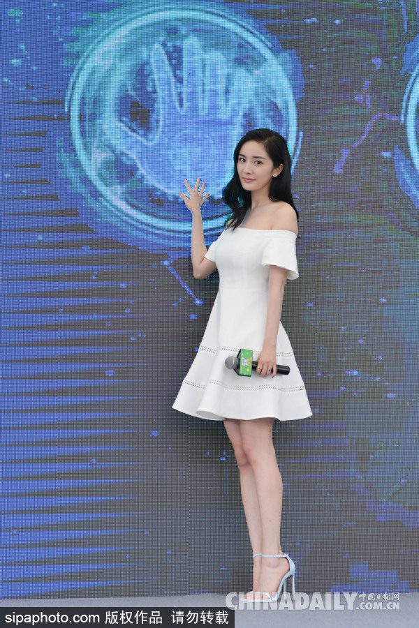 楊冪空降南京引發粉絲圍觀 一身白色露肩短裙小清新