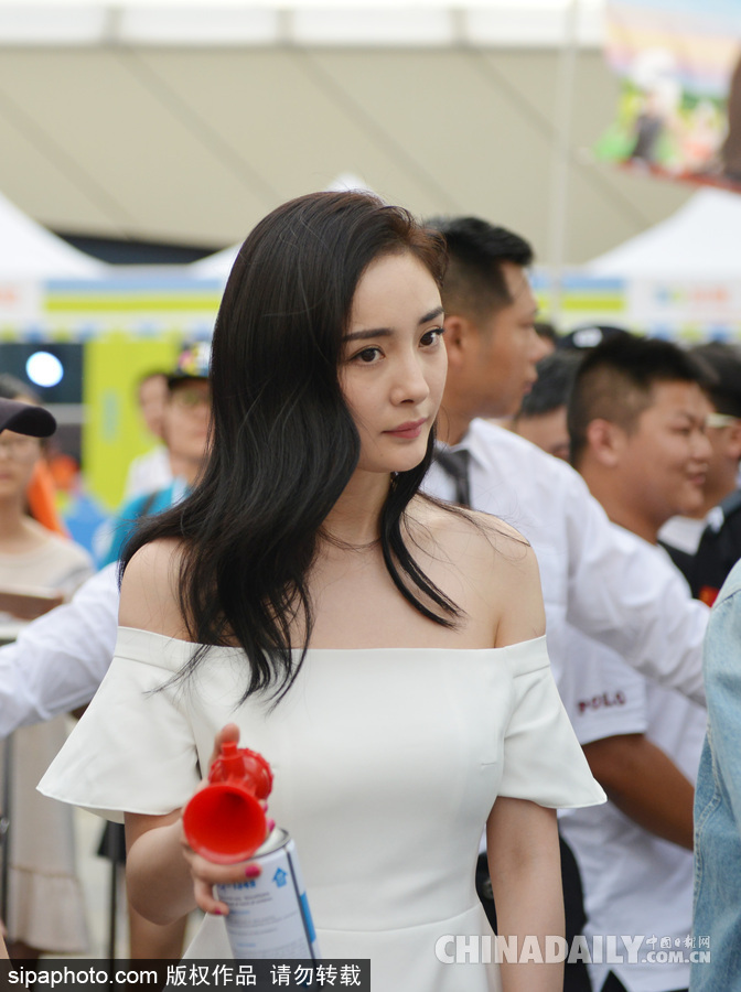 楊冪空降南京引發粉絲圍觀 一身白色露肩短裙小清新