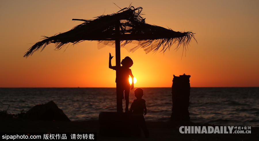 加沙海灘日常 夕陽下兒童玩耍天真活潑