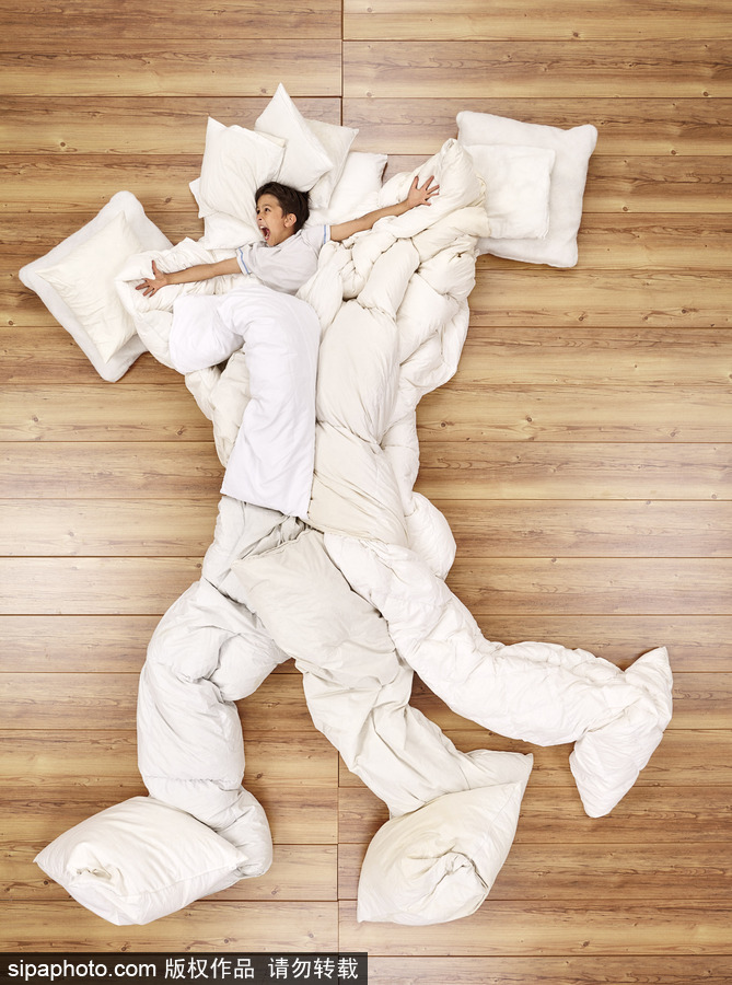 想象力飛出天際 衛生紙拖鞋玩具打造的”怪獸英雄“世界