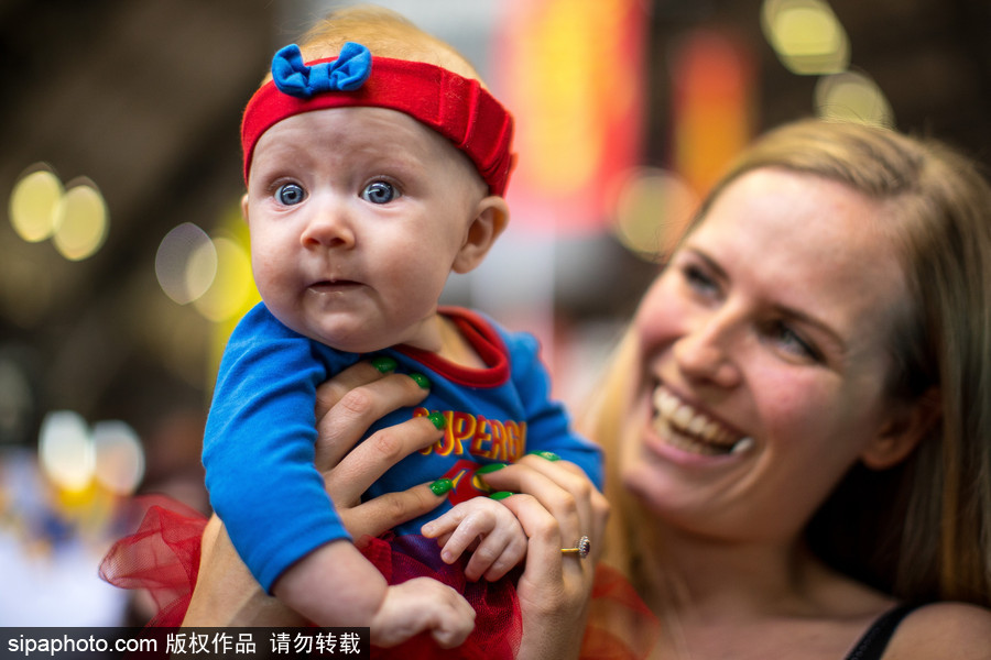 英國曼徹斯特動漫展 蜘蛛俠蝙蝠俠街頭穿梭似“穿越”