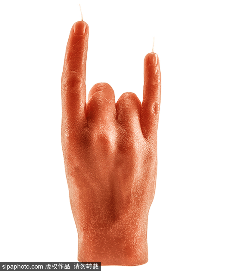 你認出這是蠟燭了嗎？立陶宛一公司推出人手型蠟燭可燃燒20小時