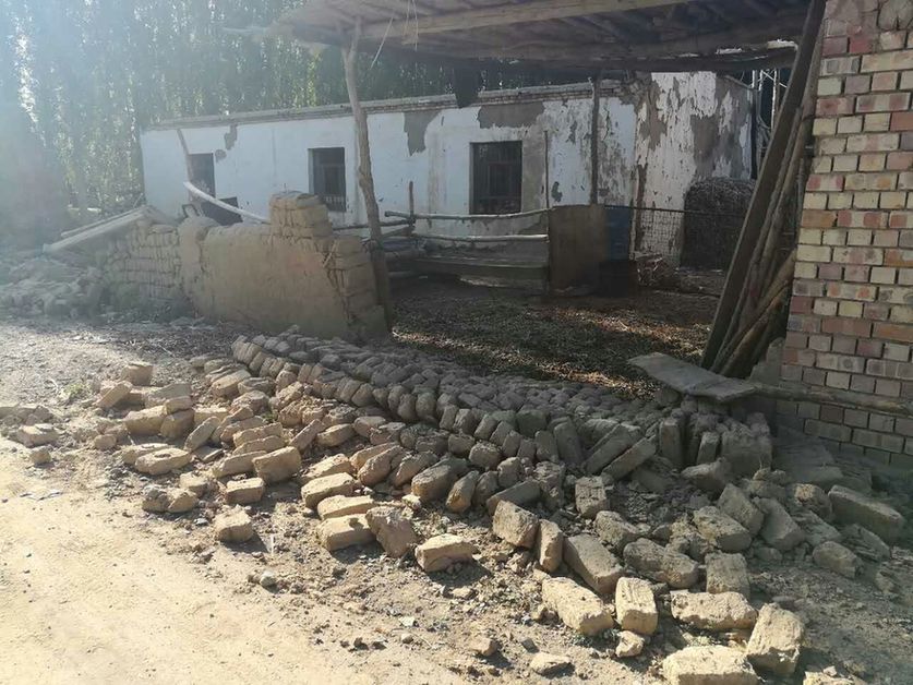 新疆軍區(qū)全力做好精河縣抗震救災工作 上百名官兵展開救援