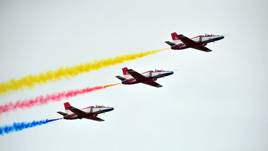 赤橙黃綠青藍紫，長空雄鷹呈英豪！