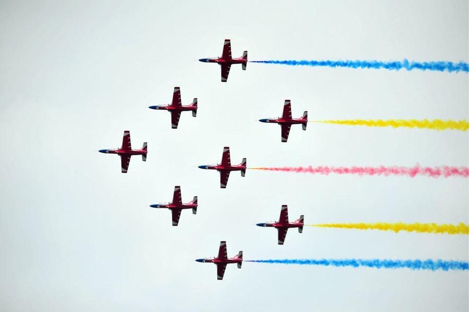 赤橙黃綠青藍紫，長空雄鷹呈英豪！