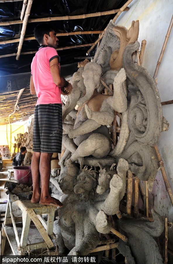 走近印度傳統節日甘尼許節 當地藝術家用黏土制作象神甘尼許