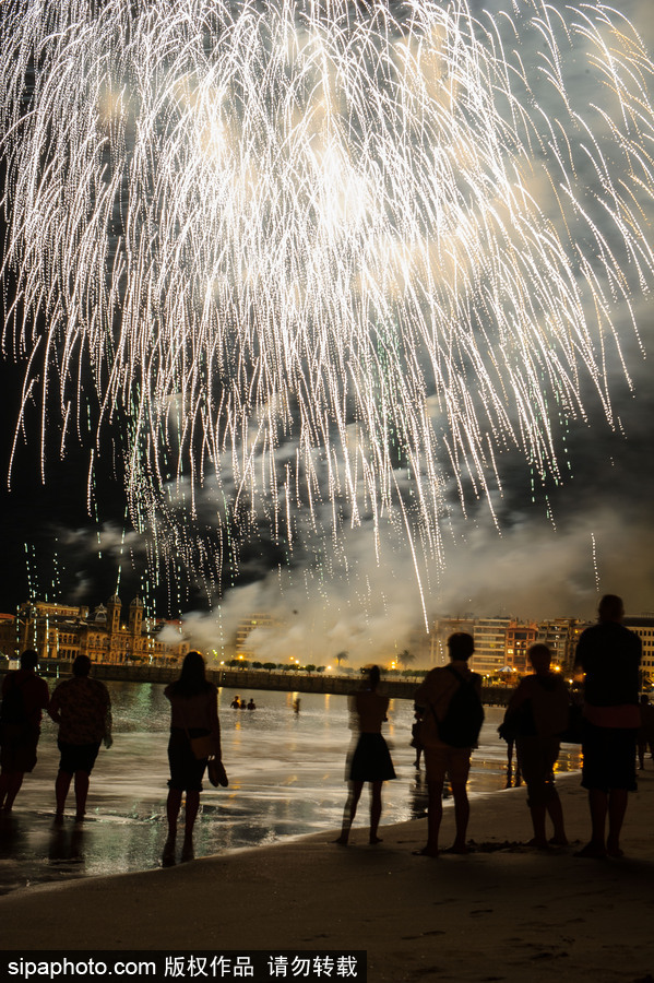 西班牙圣塞巴斯蒂安盛大煙火點(diǎn)亮夜空 璀璨絕美