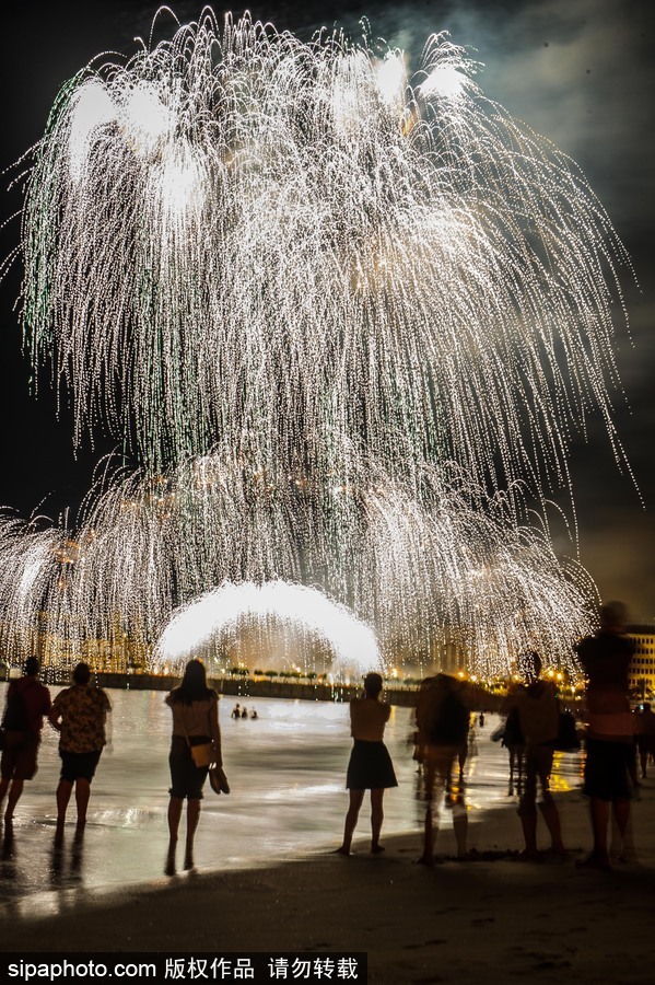 西班牙圣塞巴斯蒂安盛大煙火點亮夜空 璀璨絕美