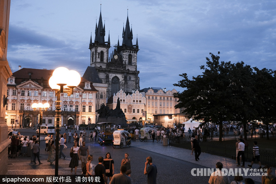 走進(jìn)捷克布拉格舊城廣場(chǎng) 巴洛克式建筑別具風(fēng)情