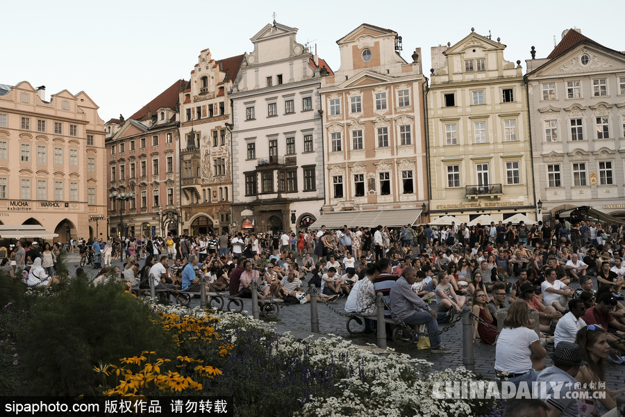 走進(jìn)捷克布拉格舊城廣場(chǎng) 巴洛克式建筑別具風(fēng)情