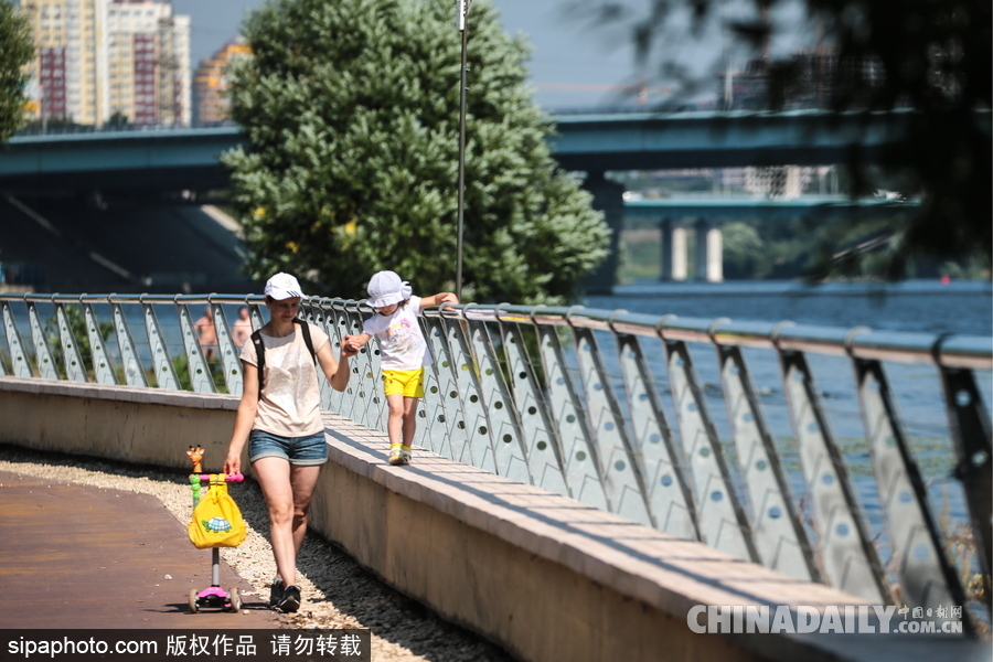 莫斯科民眾享受日光浴水邊消暑 享受夏日休閑時光