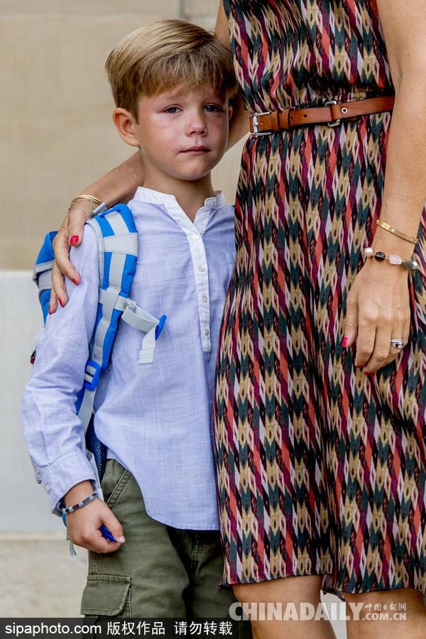 丹麥王儲龍鳳胎兒女迎來入學日 小王子神情“哀傷”小公主興奮雀躍