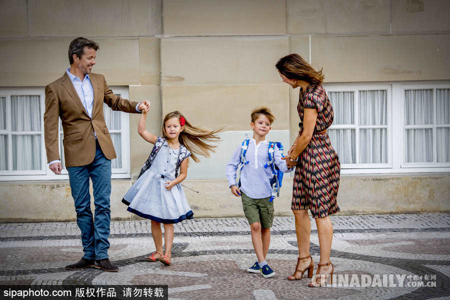 丹麥王儲龍鳳胎兒女迎來入學(xué)日 小王子神情“哀傷”小公主興奮雀躍