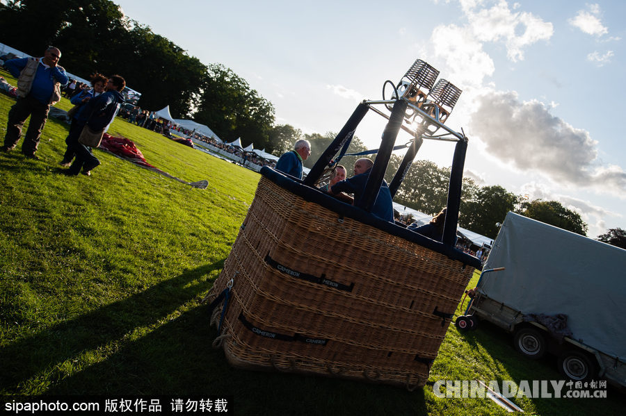 藍天下的飛行浪漫！荷蘭巴訥費爾德熱氣球節開幕