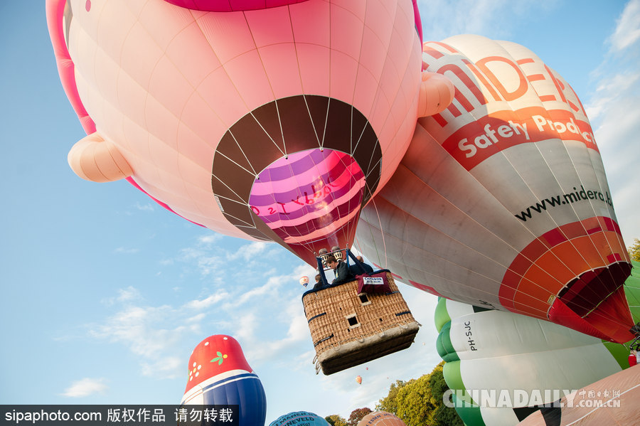 藍天下的飛行浪漫！荷蘭巴訥費爾德熱氣球節開幕